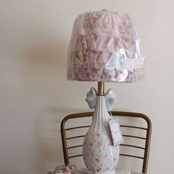 New!Viral Laura Ashley Bow Floral Table Lamp with Pink and White Accents - Picture 2 of 3